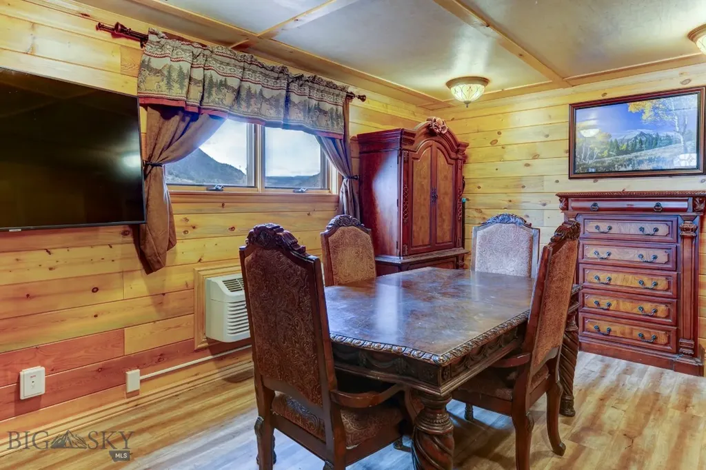 1099 Us Highway 89 S Gardiner MT 59030