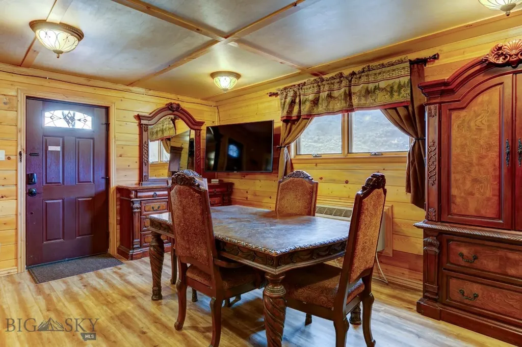 1099 Us Highway 89 S Gardiner MT 59030