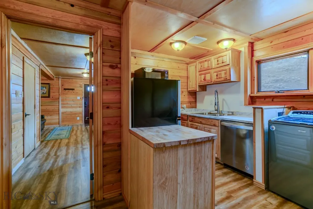 1099 Us Highway 89 S Gardiner MT 59030
