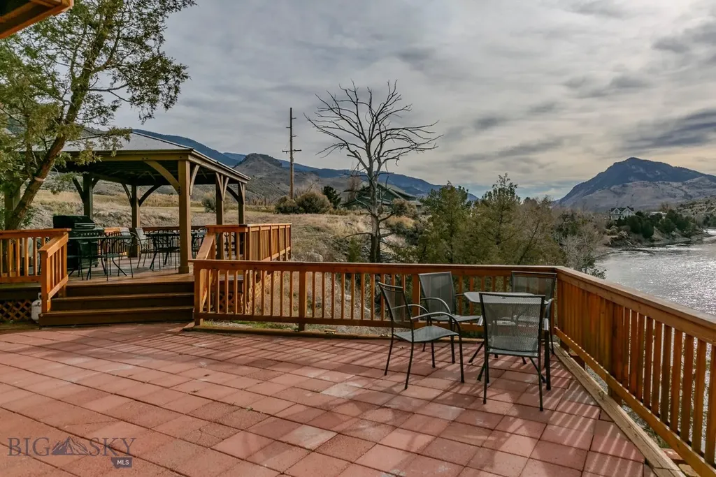 1099 Us Highway 89 S Gardiner MT 59030