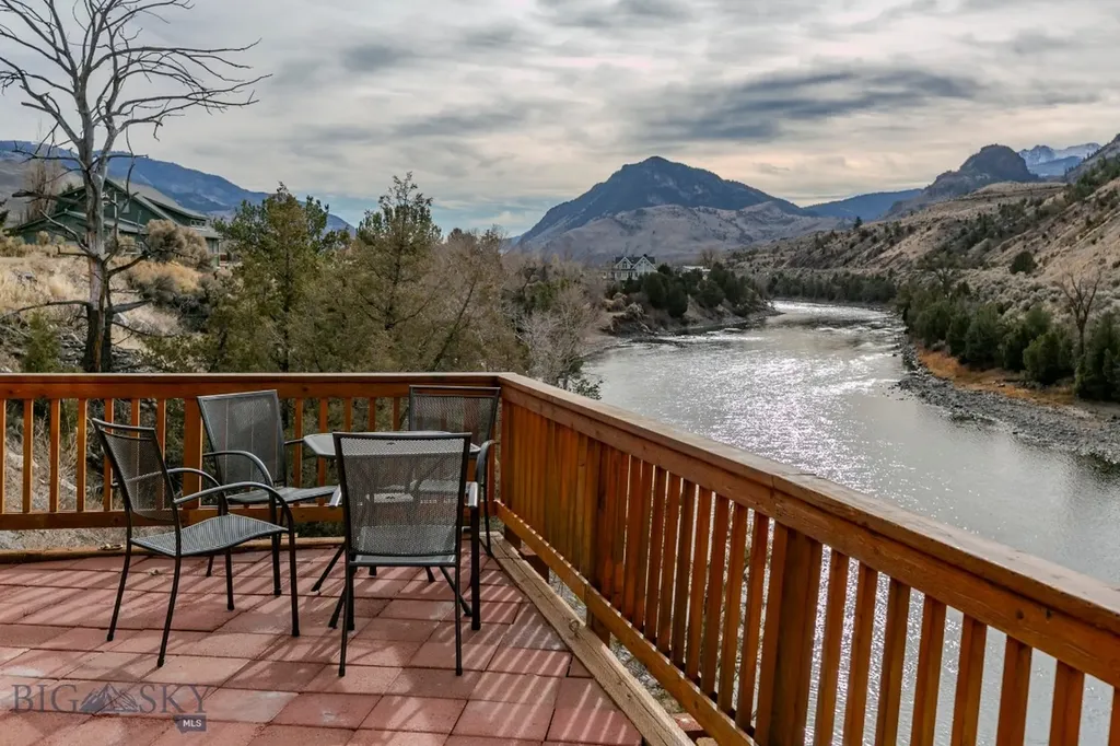 1099 Us Highway 89 S Gardiner MT 59030