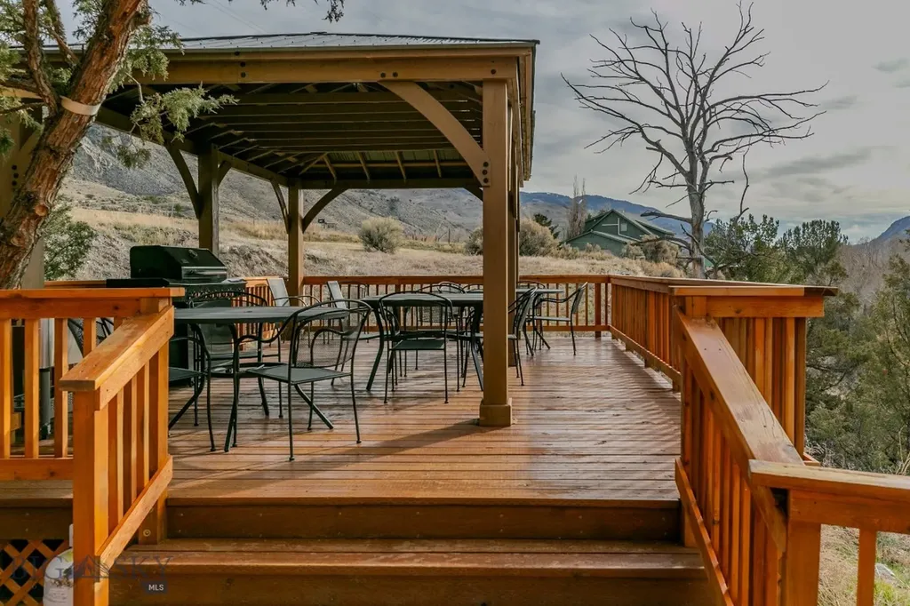 1099 Us Highway 89 S Gardiner MT 59030