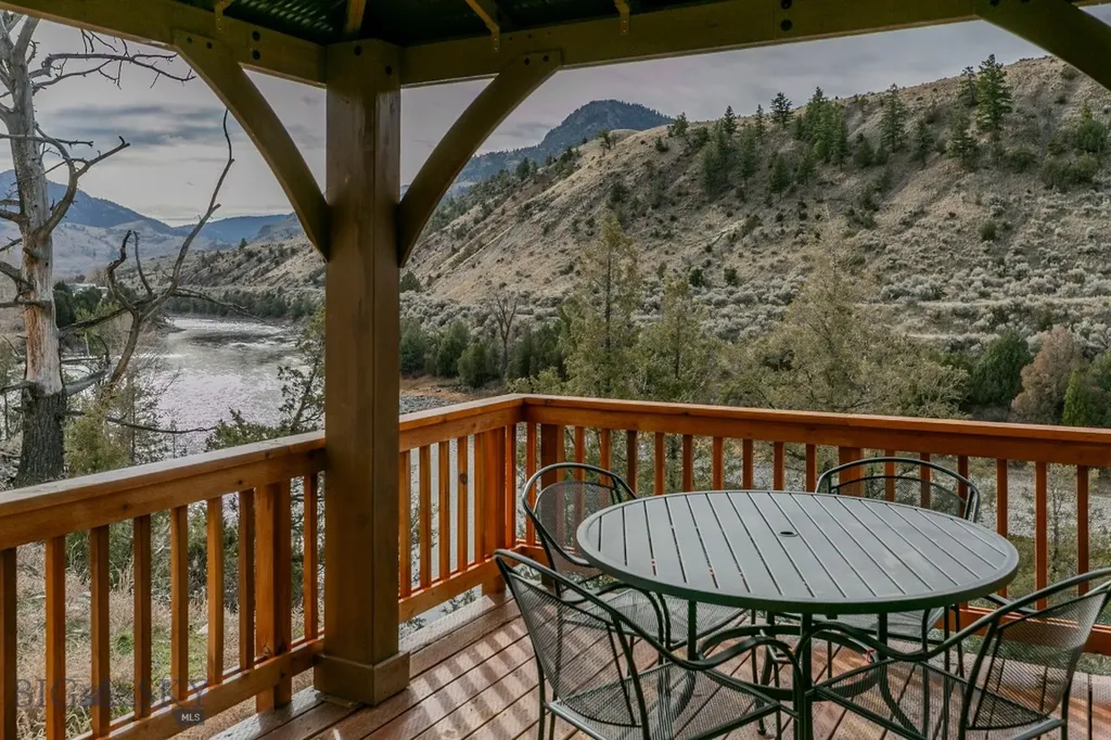 1099 Us Highway 89 S Gardiner MT 59030