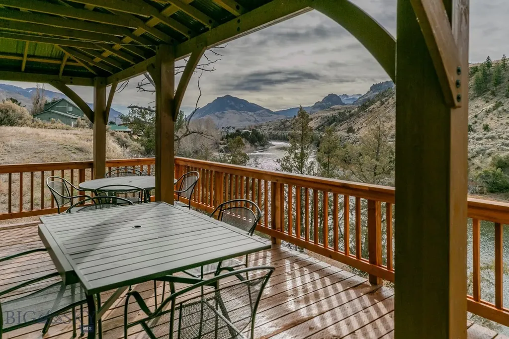 1099 Us Highway 89 S Gardiner MT 59030