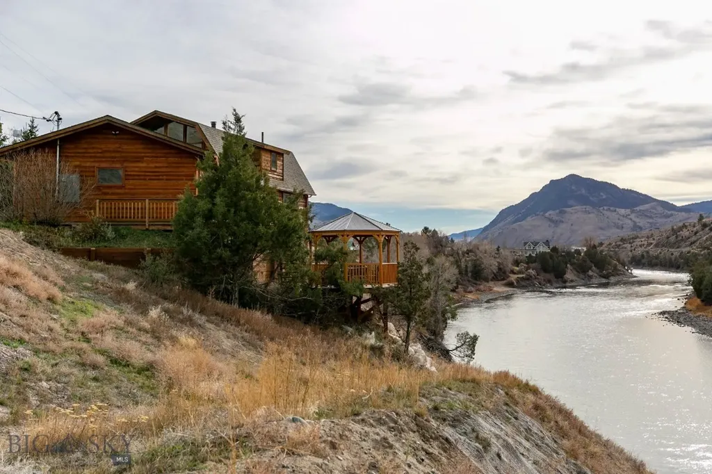 1099 Us Highway 89 S Gardiner MT 59030