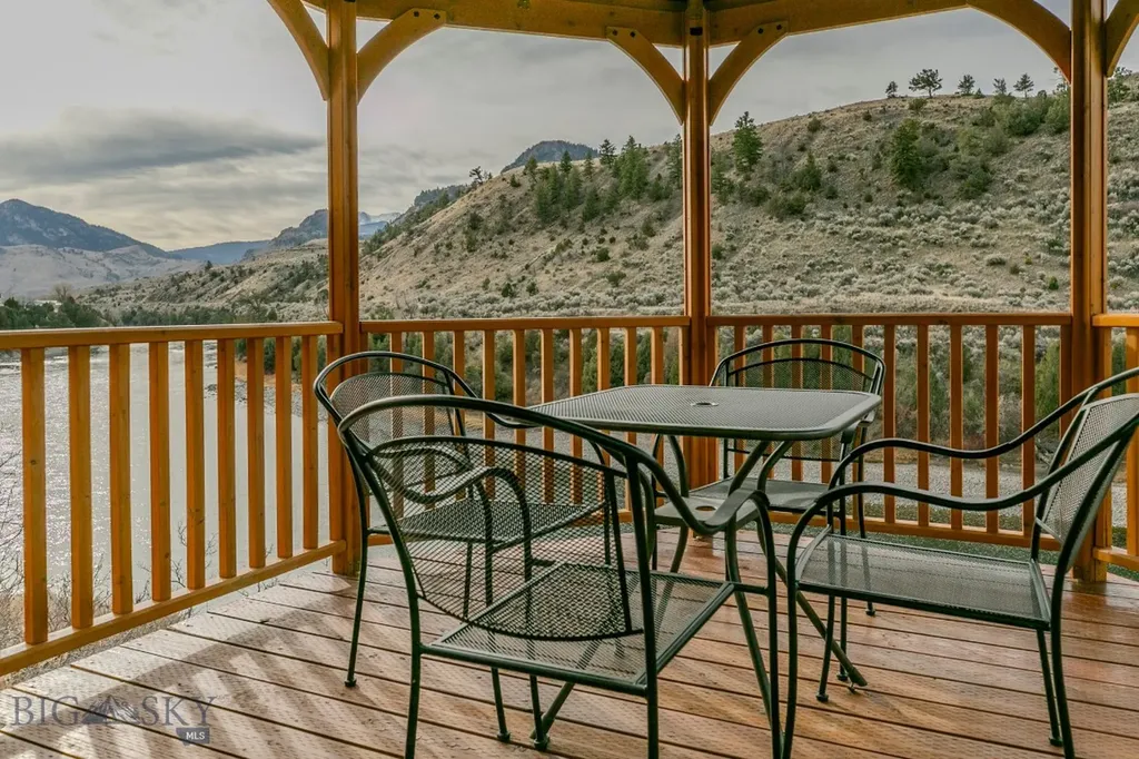 1099 Us Highway 89 S Gardiner MT 59030