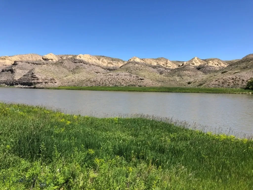 18 Vernon Road Highwood MT 59450