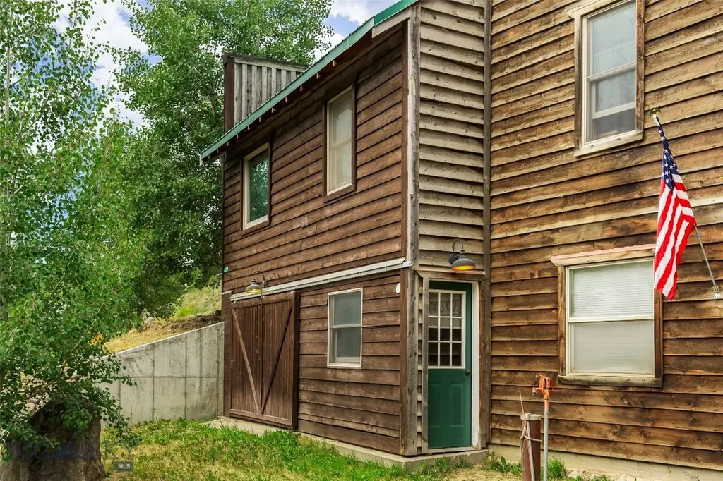 537 Jardine Road Jardine MT 59030
