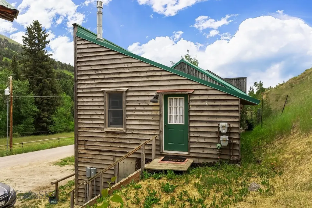 537 Jardine Road Jardine MT 59030
