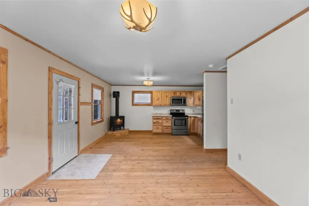 537 Jardine Road Jardine MT 59030