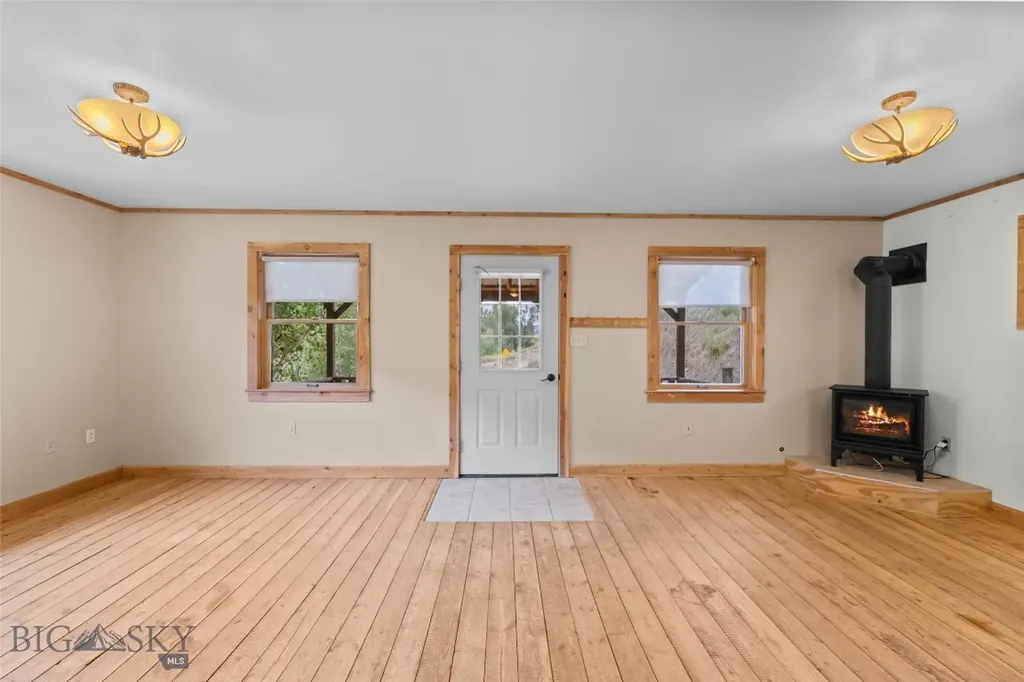 537 Jardine Road Jardine MT 59030
