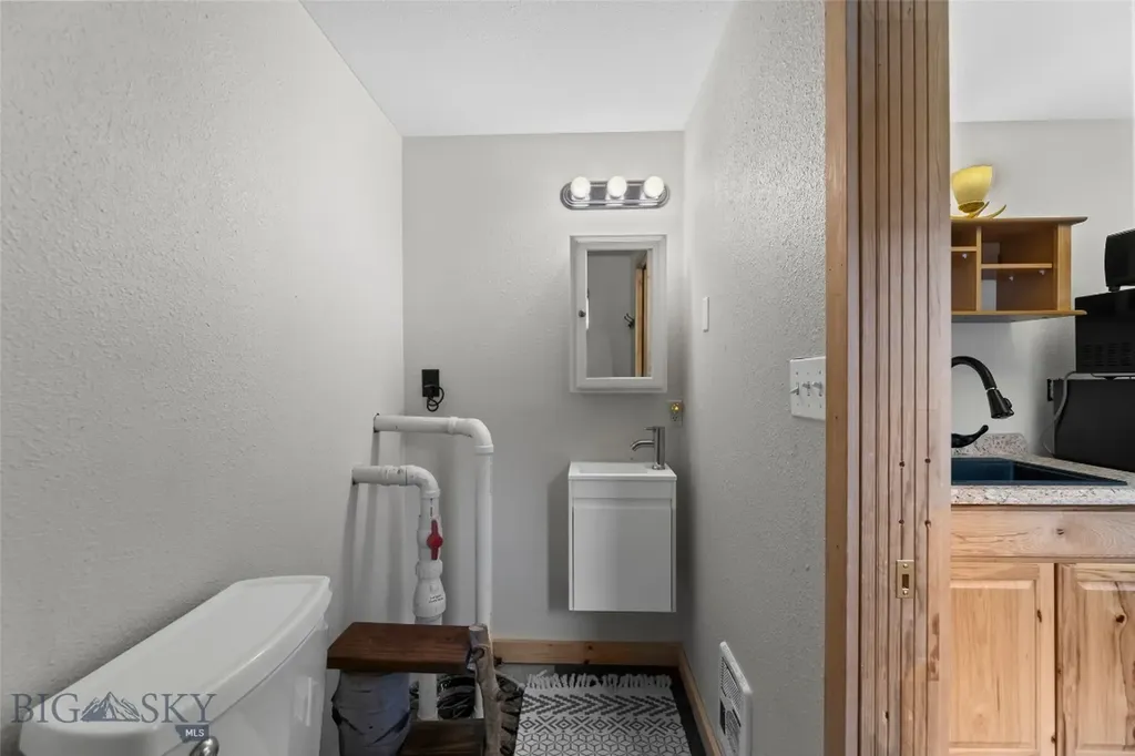 537 Jardine Road Jardine MT 59030