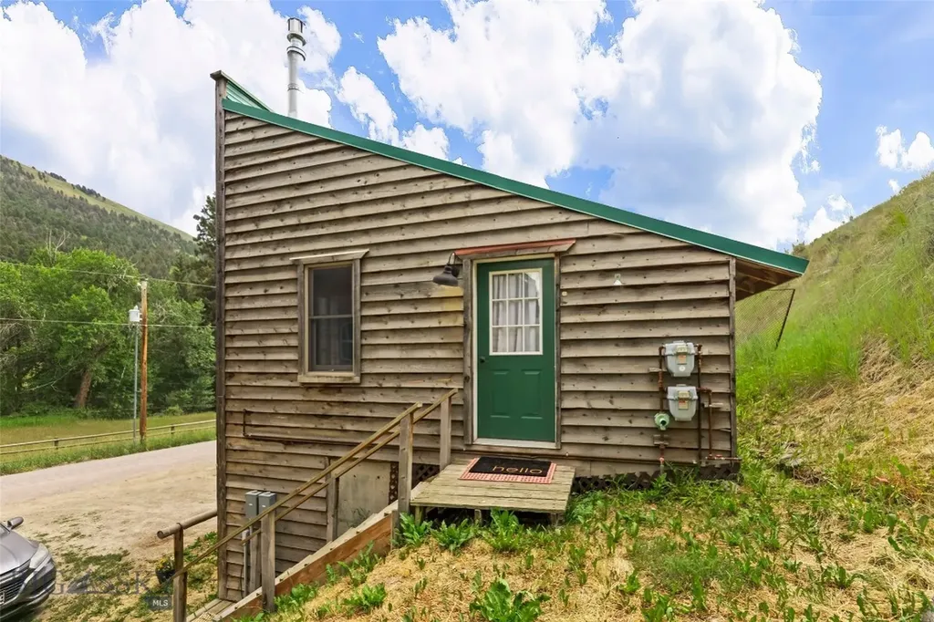 537 Jardine Road Jardine MT 59030