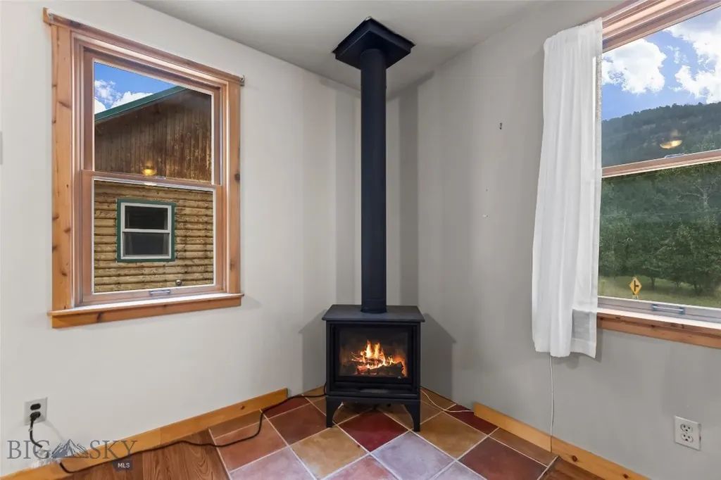 537 Jardine Road Jardine MT 59030