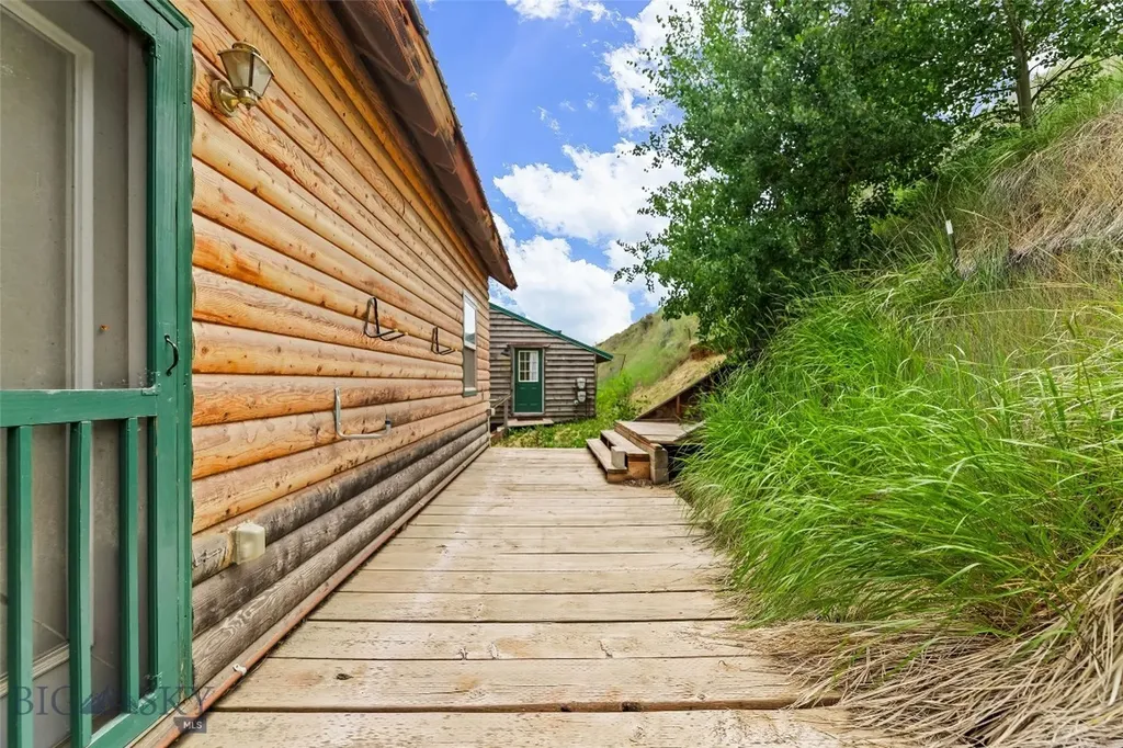 537 Jardine Road Jardine MT 59030