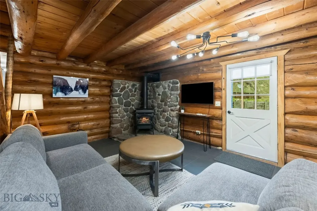 537 Jardine Road Jardine MT 59030