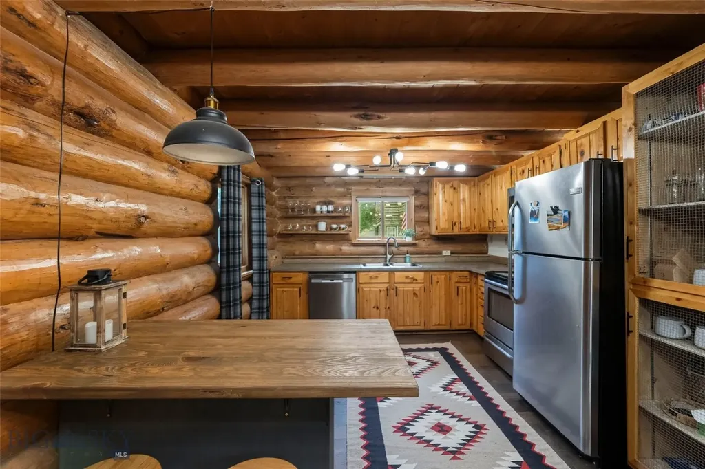 537 Jardine Road Jardine MT 59030