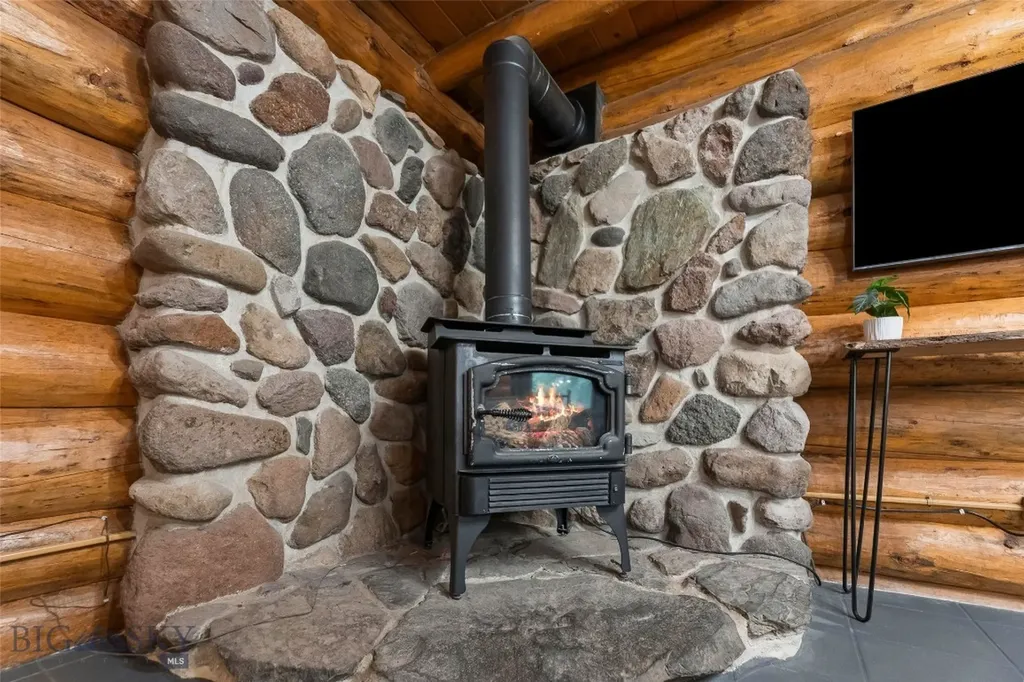 537 Jardine Road Jardine MT 59030