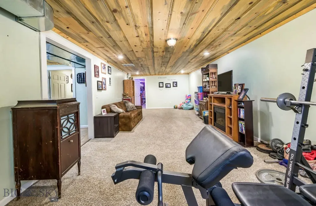 24 S Swan Lane Fromberg MT 59059