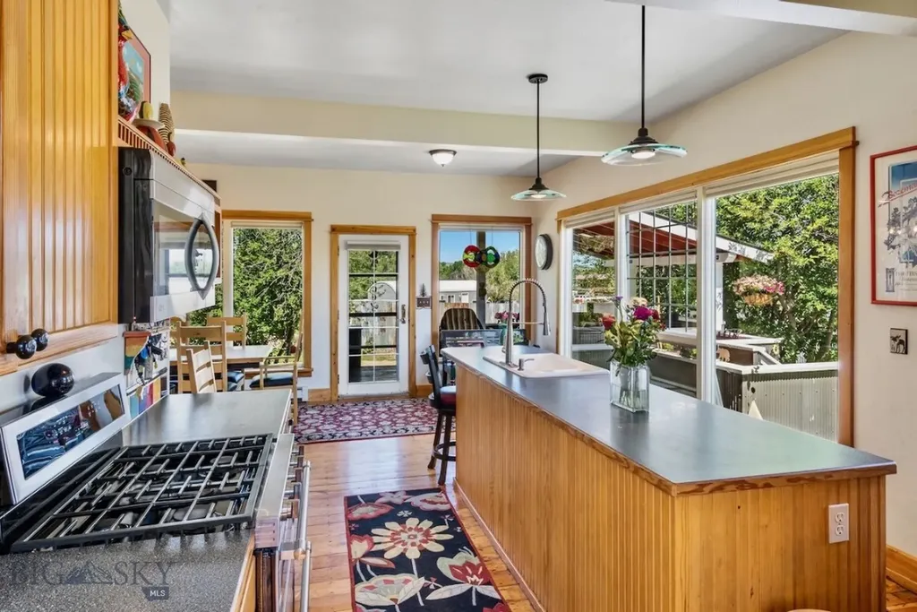 76413 Gallatin Road Gallatin Gateway MT 59730