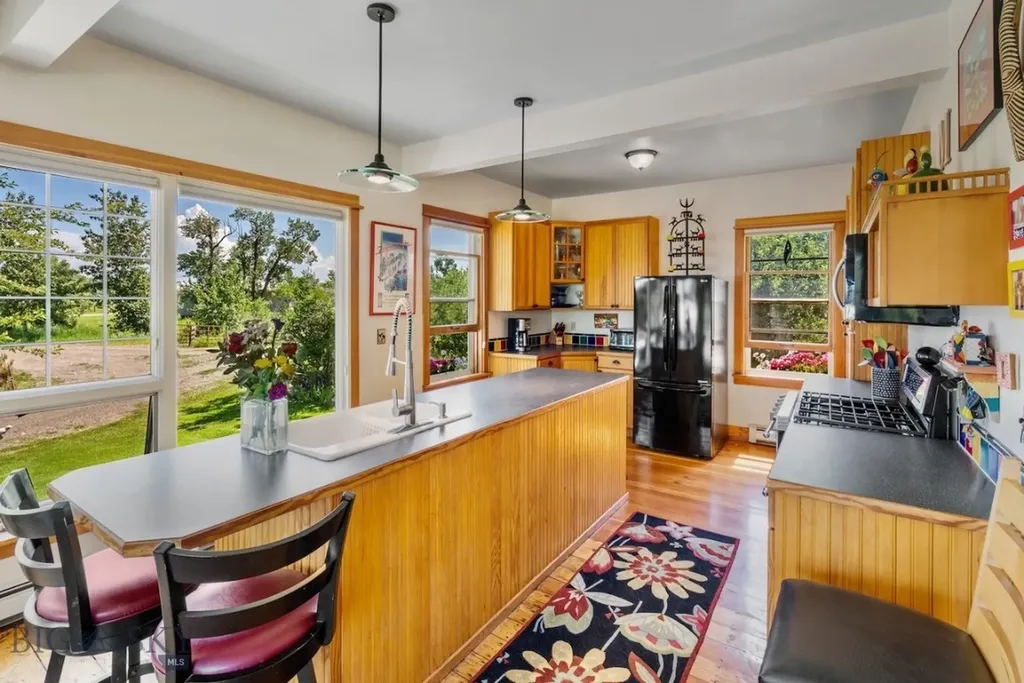 76413 Gallatin Road Gallatin Gateway MT 59730