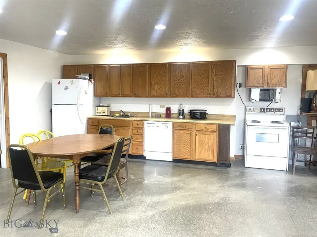 2900 Pioneer Mountains Scenic Byway Polaris MT 59746