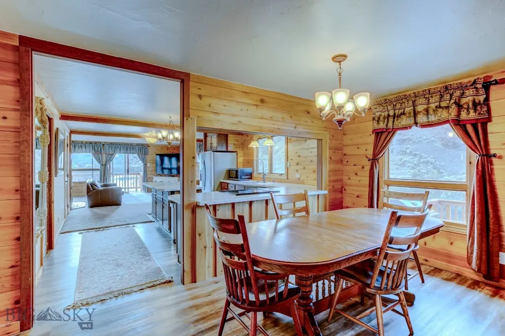 1099 Us Highway 89 S Gardiner MT 59030