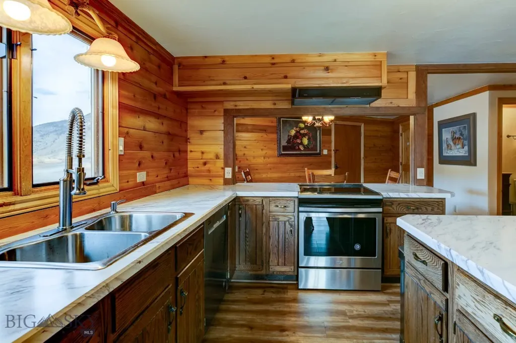 1099 Us Highway 89 S Gardiner MT 59030