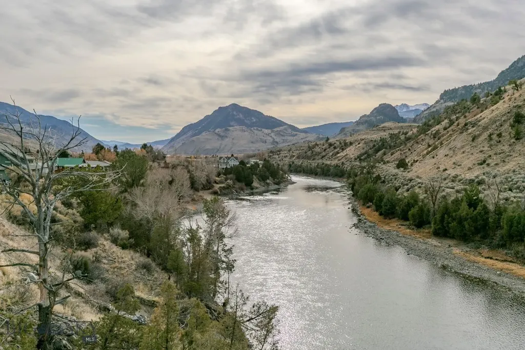 1099 Us Highway 89 S Gardiner MT 59030