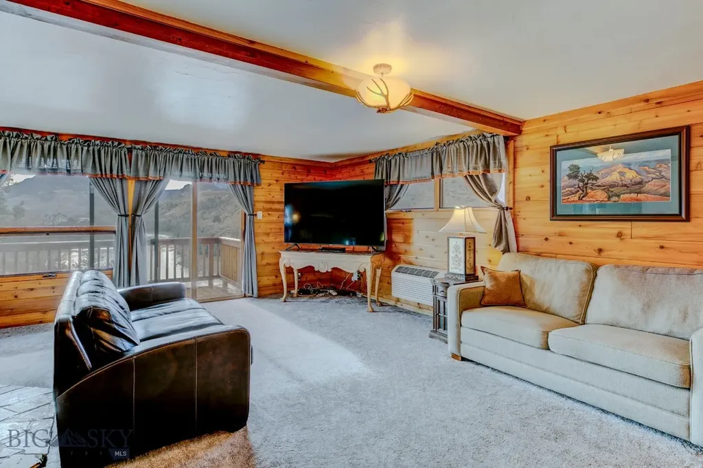 1099 Us Highway 89 S Gardiner MT 59030