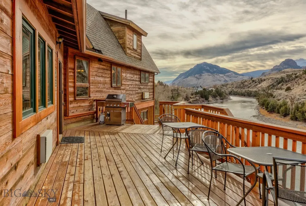 1099 Us Highway 89 S Gardiner MT 59030