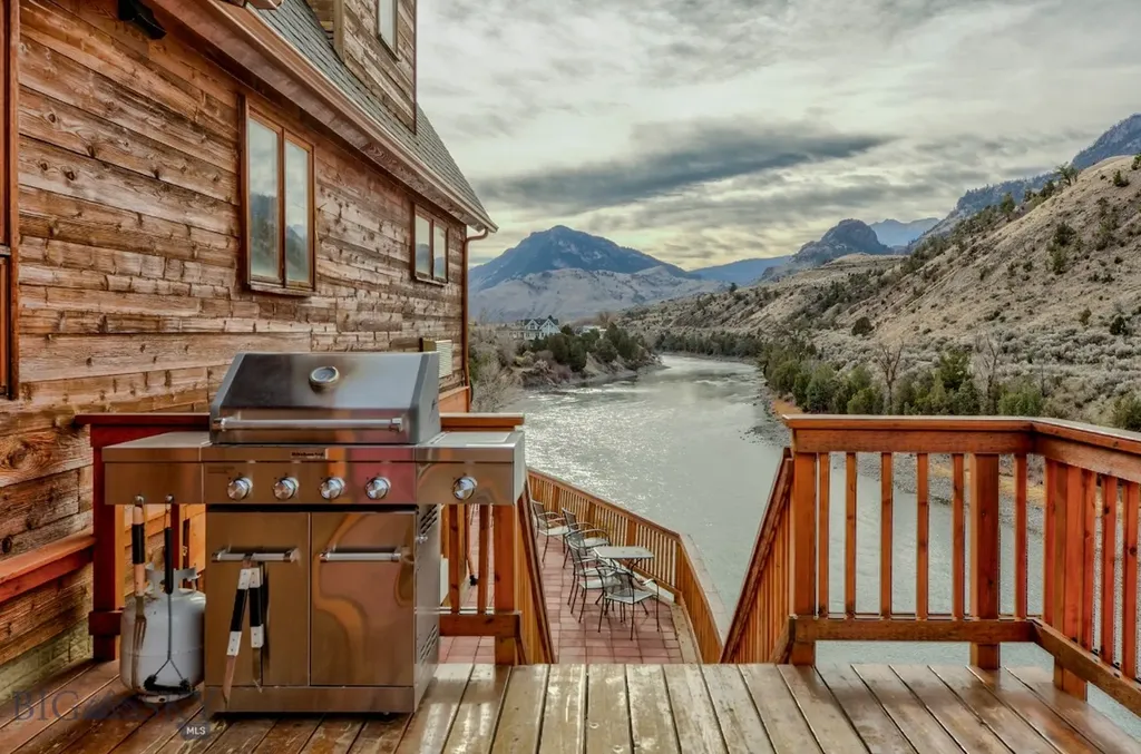 1099 Us Highway 89 S Gardiner MT 59030