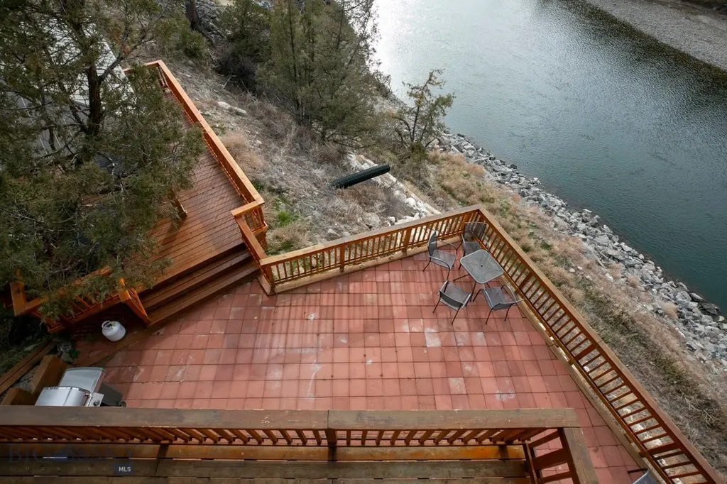 1099 Us Highway 89 S Gardiner MT 59030
