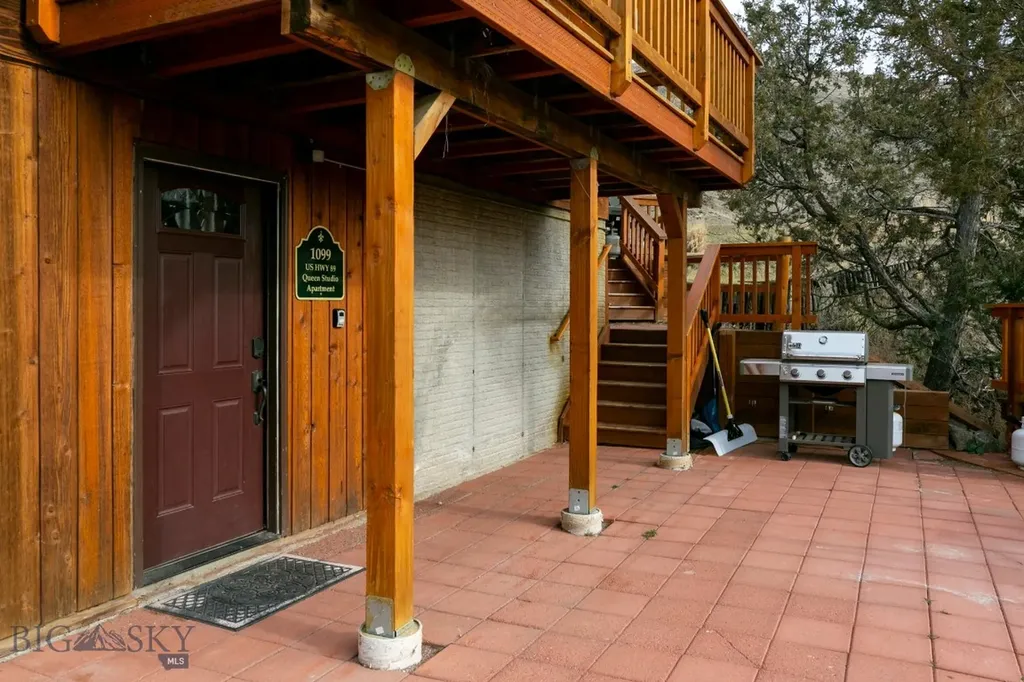 1099 Us Highway 89 S Gardiner MT 59030