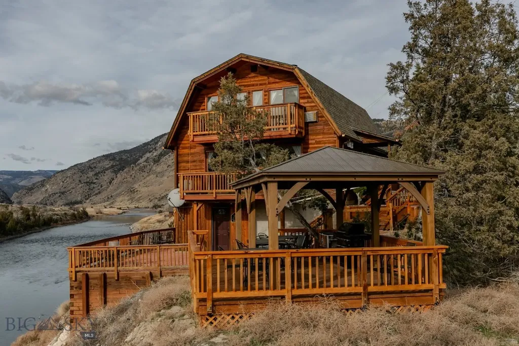 1099 Us Highway 89 S Gardiner MT 59030