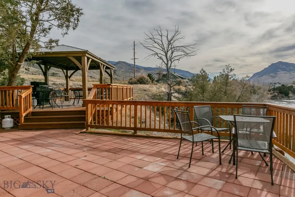 1099 Us Highway 89 S Gardiner MT 59030