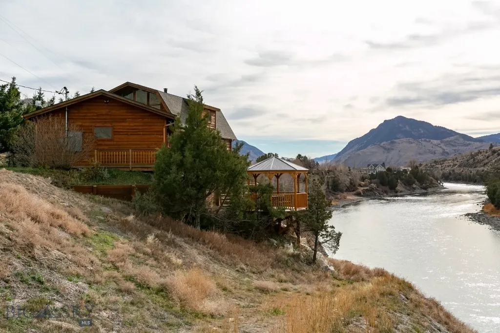 1099 Us Highway 89 S Gardiner MT 59030