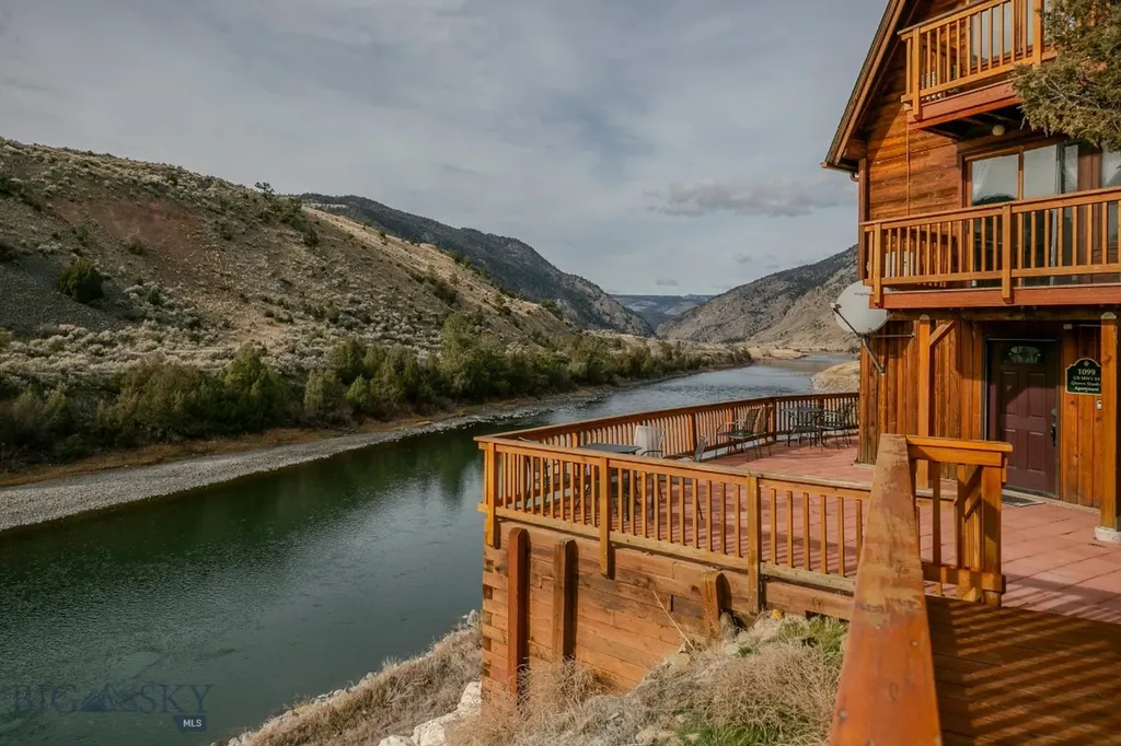 1099 Us Highway 89 S Gardiner MT 59030