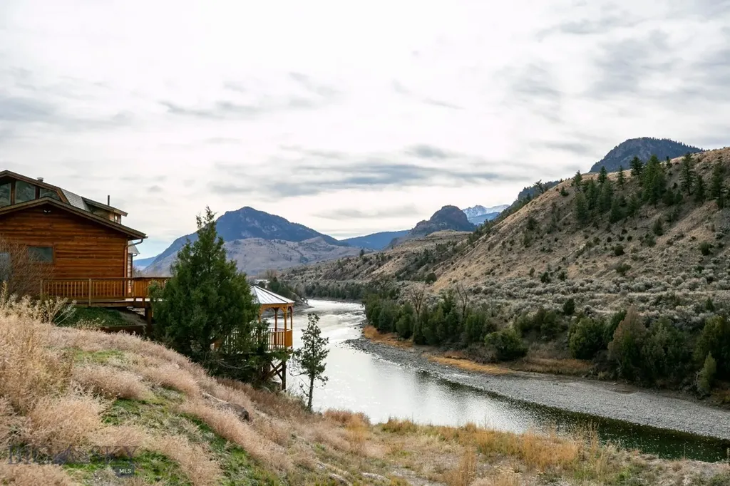 1099 Us Highway 89 S Gardiner MT 59030