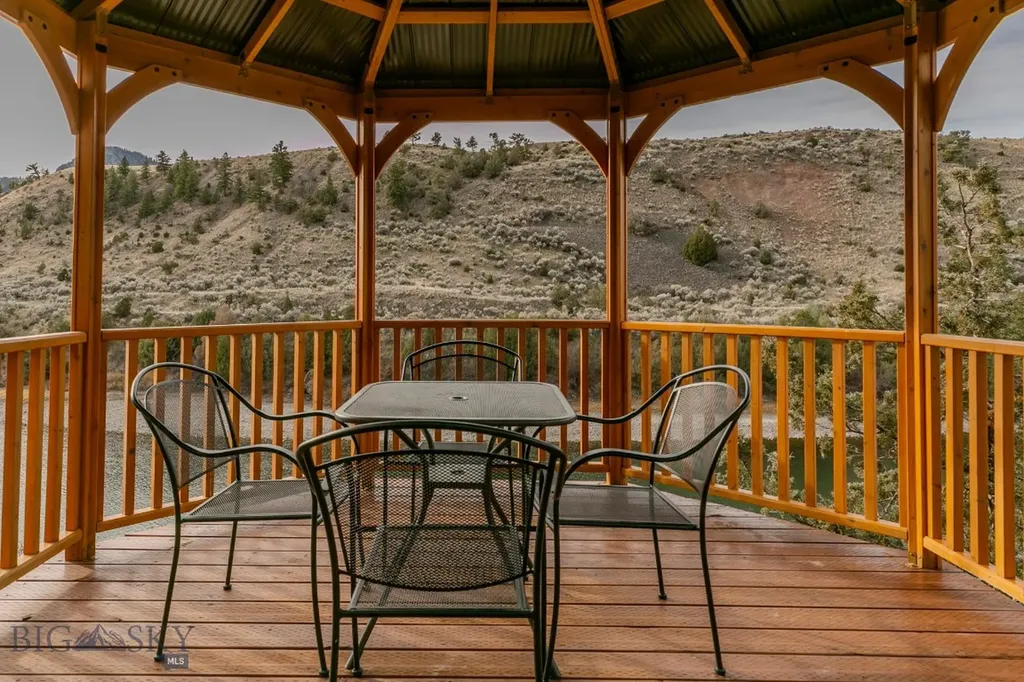 1099 Us Highway 89 S Gardiner MT 59030