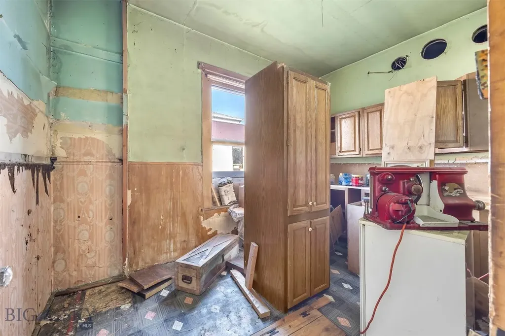 225 S Dakota Butte MT 59701