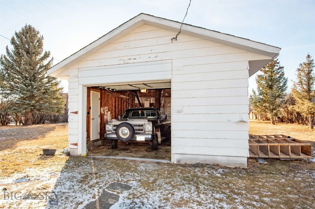 54 Mt-359 Highway Cardwell MT 59721