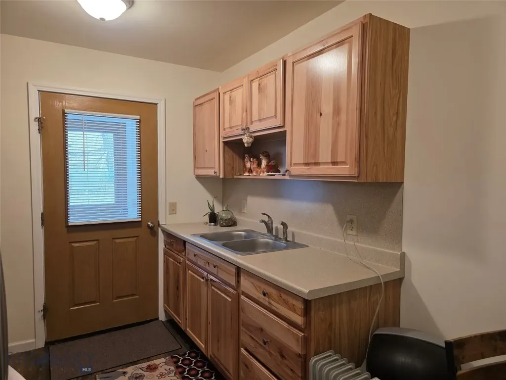 682 E River Road Pray MT 59065