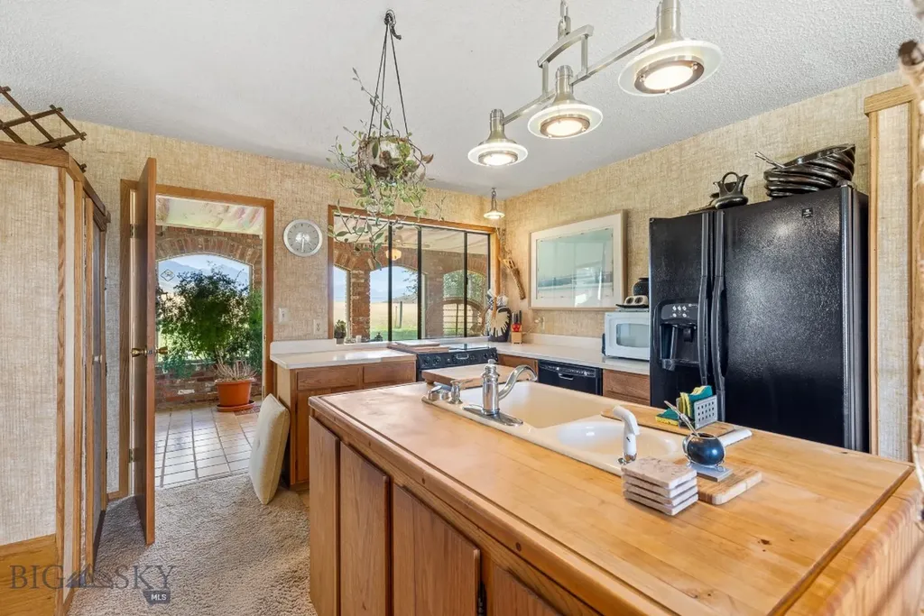 2851 E River Road Livingston MT 59047
