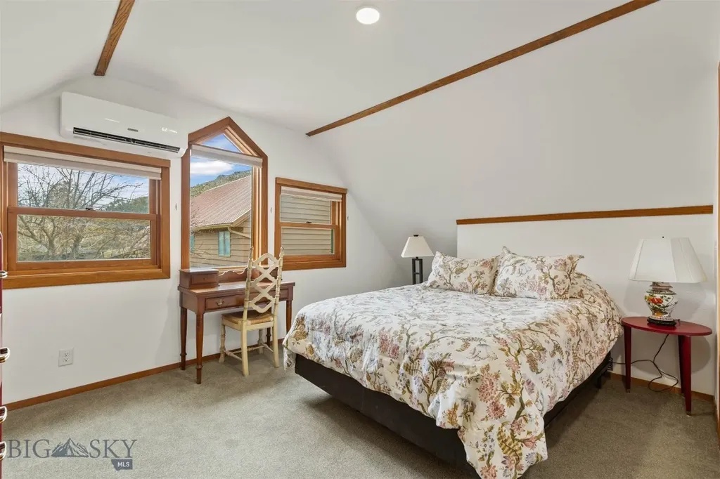 4 Solar Mountain Road Gardiner MT 59030