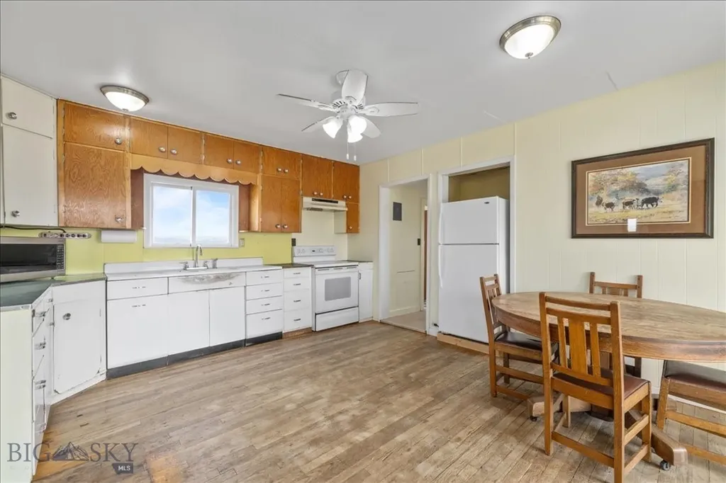 102310 Us Highway 87e Lewistown MT 594357