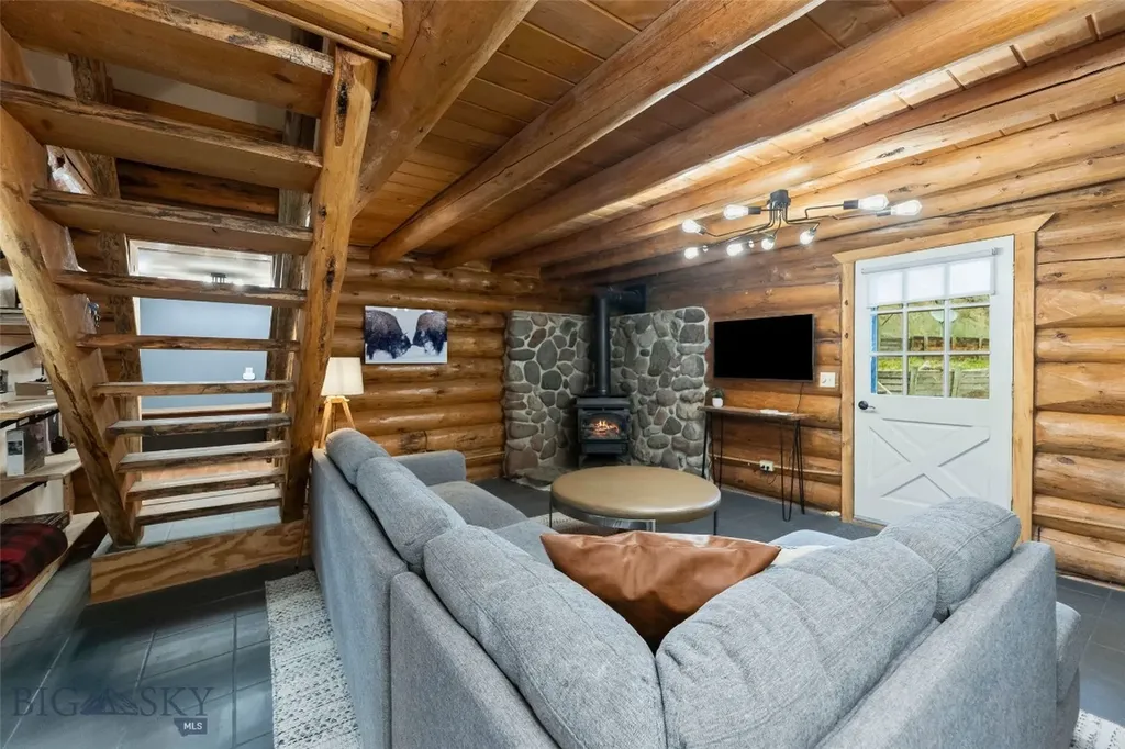 537 Jardine Road Jardine MT 59030