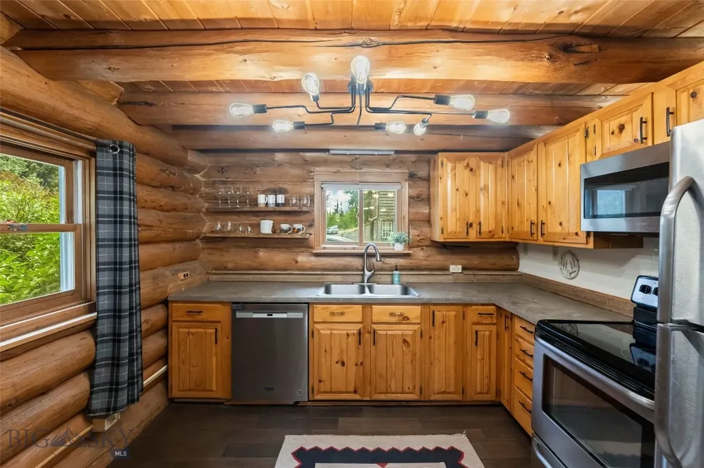 537 Jardine Road Jardine MT 59030