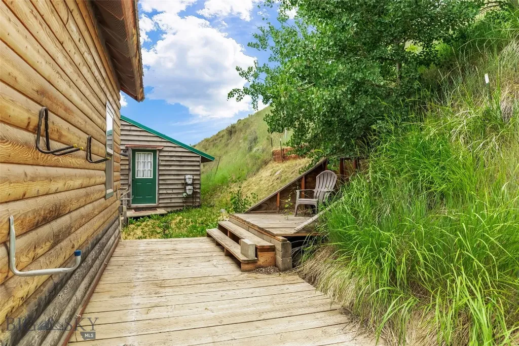 537 Jardine Road Jardine MT 59030