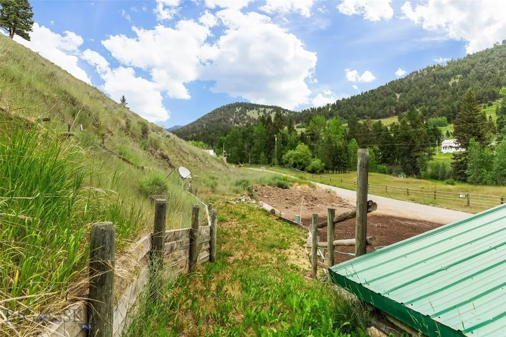 537 Jardine Road Jardine MT 59030
